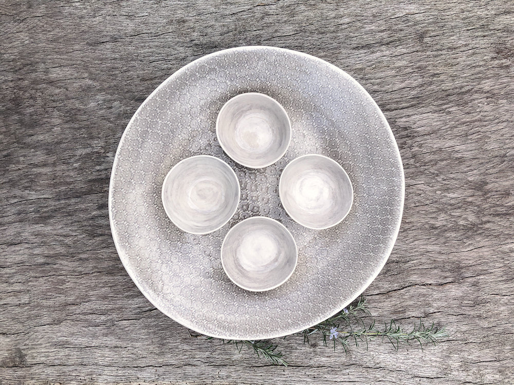 Wonki Ware XL Patterned Serving Platter and 4 plain wash ramekins - Warm Grey