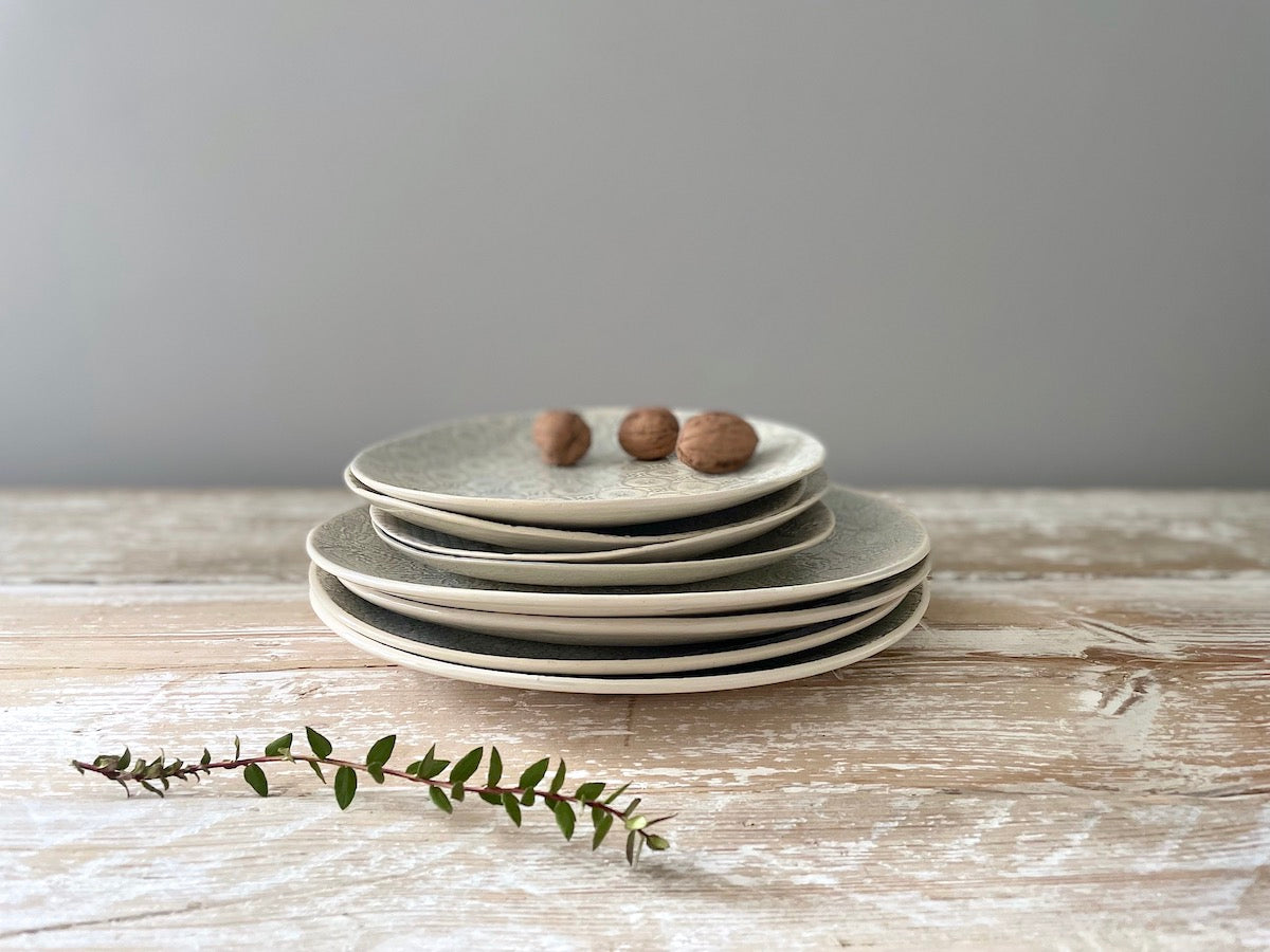 Wonki Ware 16 Piece Dinner Service – Mixed Pattern – Warm Grey