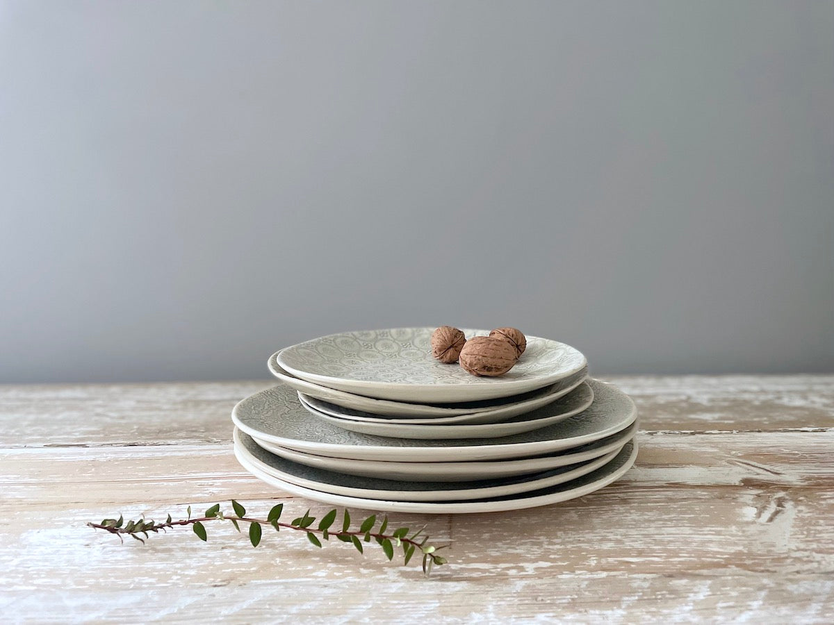 Wonki Ware 16 Piece Dinner Service – Mixed Pattern – Warm Grey