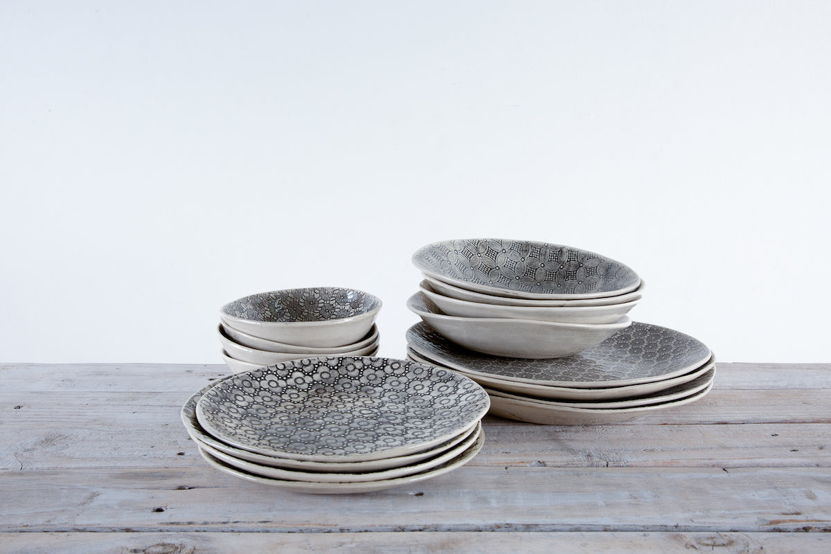 Wonki Ware 16 Piece Dinner Service – Mixed Pattern – Charcoal