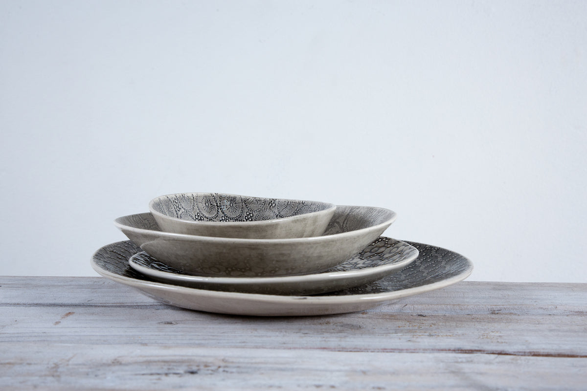 Wonki Ware 16 Piece Dinner Service – Mixed Pattern – Charcoal