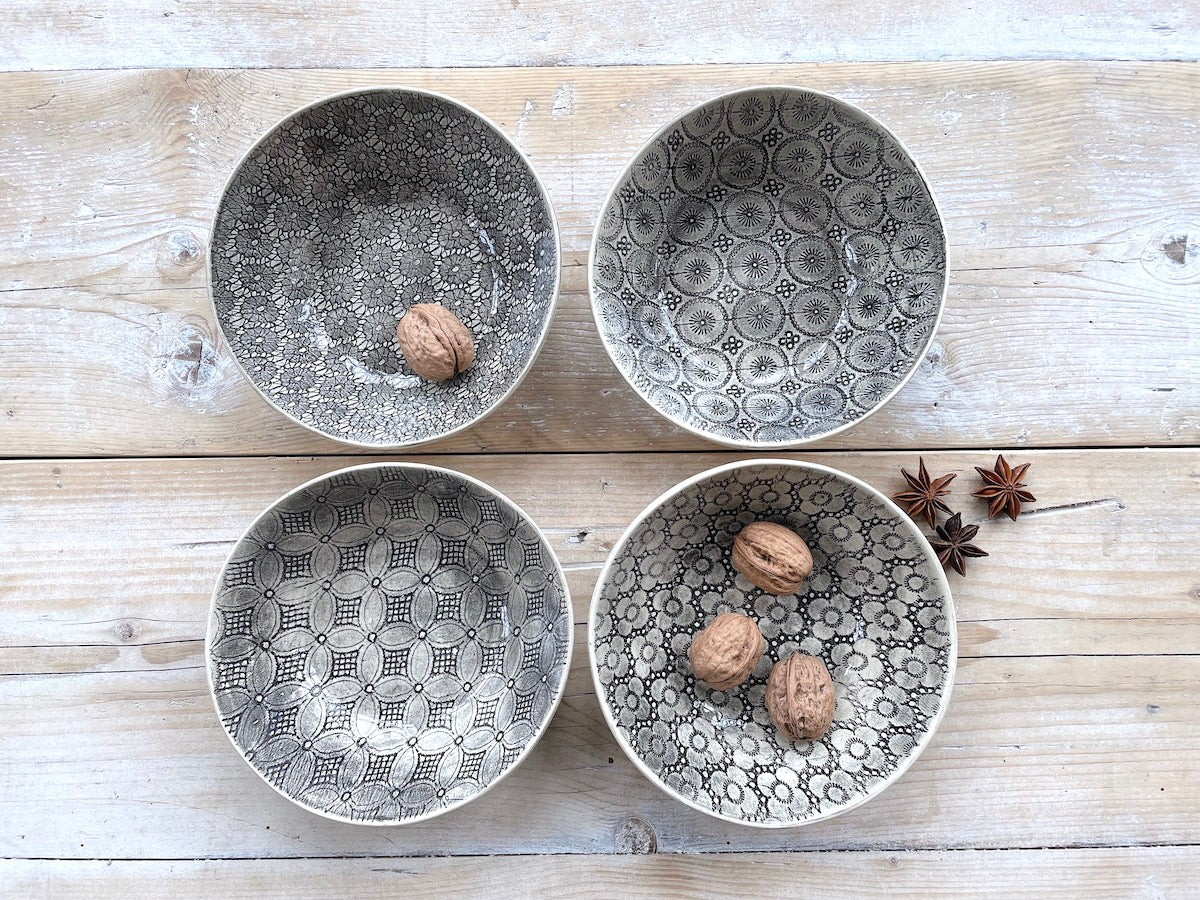 Wonki Ware 16 Piece Dinner Service – Mixed Pattern – Charcoal