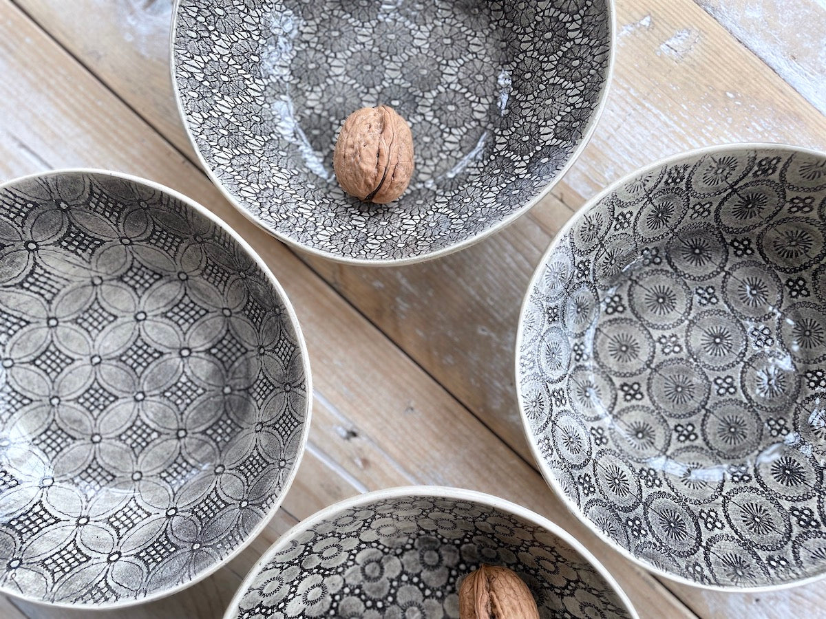 Wonki Ware 16 Piece Dinner Service – Mixed Pattern – Charcoal