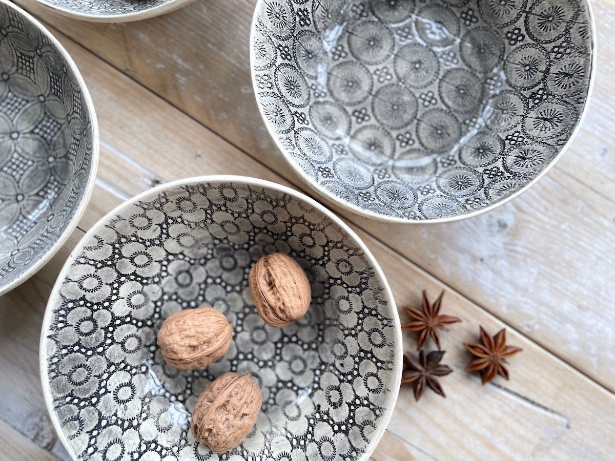Wonki Ware 16 Piece Dinner Service – Mixed Pattern – Charcoal
