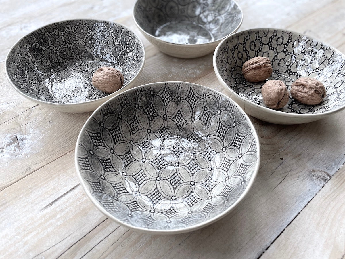Wonki Ware 16 Piece Dinner Service – Mixed Pattern – Charcoal