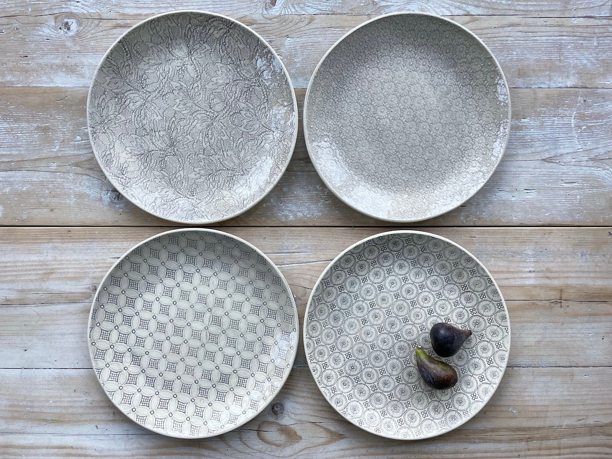 Wonki Ware 16 Piece Dinner Service – Mixed Pattern – Warm Grey
