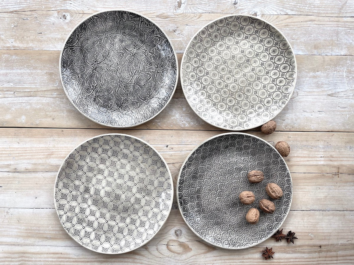 Wonki Ware 16 Piece Dinner Service – Mixed Pattern – Charcoal