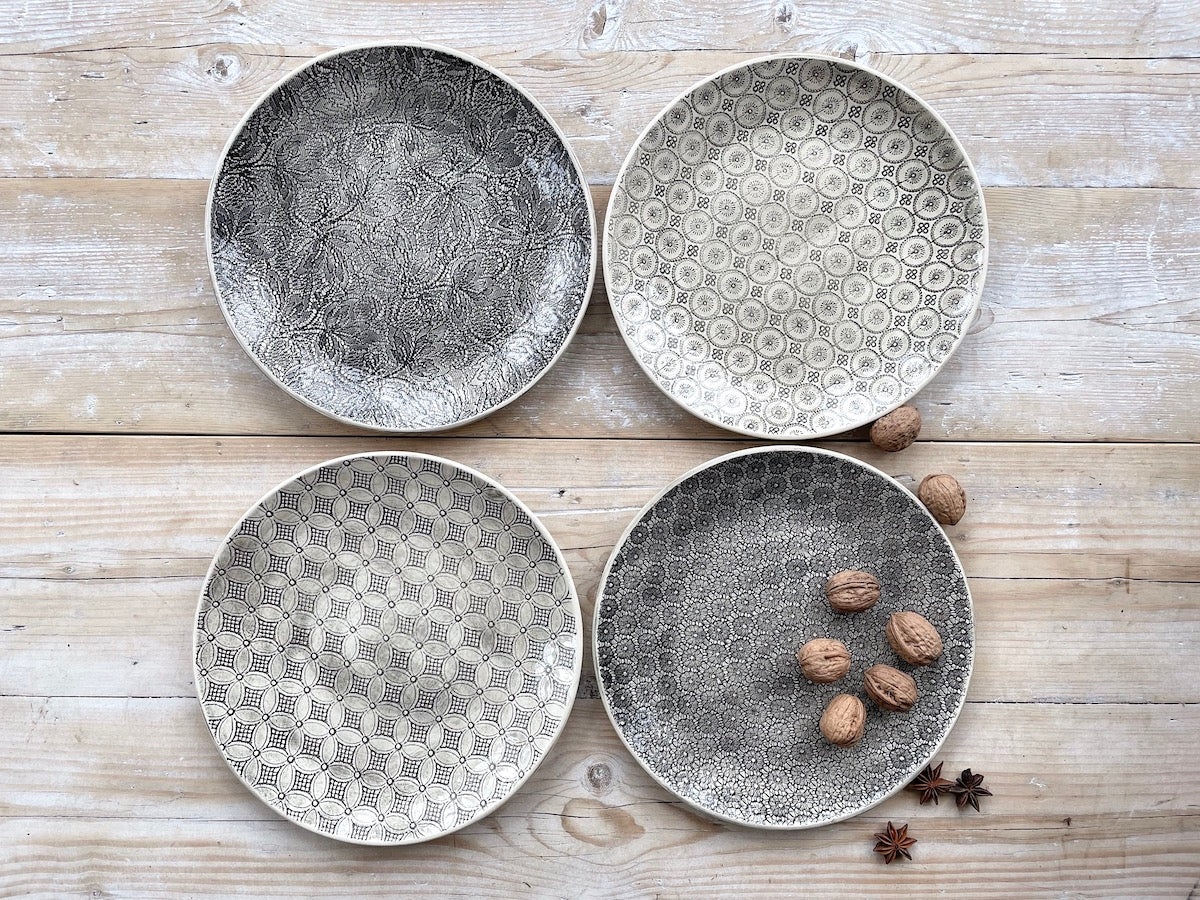 Wonki Ware 16 Piece Dinner Service – Mixed Pattern – Charcoal