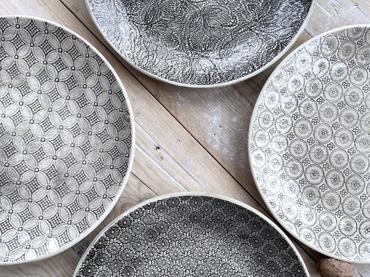 Wonki Ware 16 Piece Dinner Service – Mixed Pattern – Charcoal