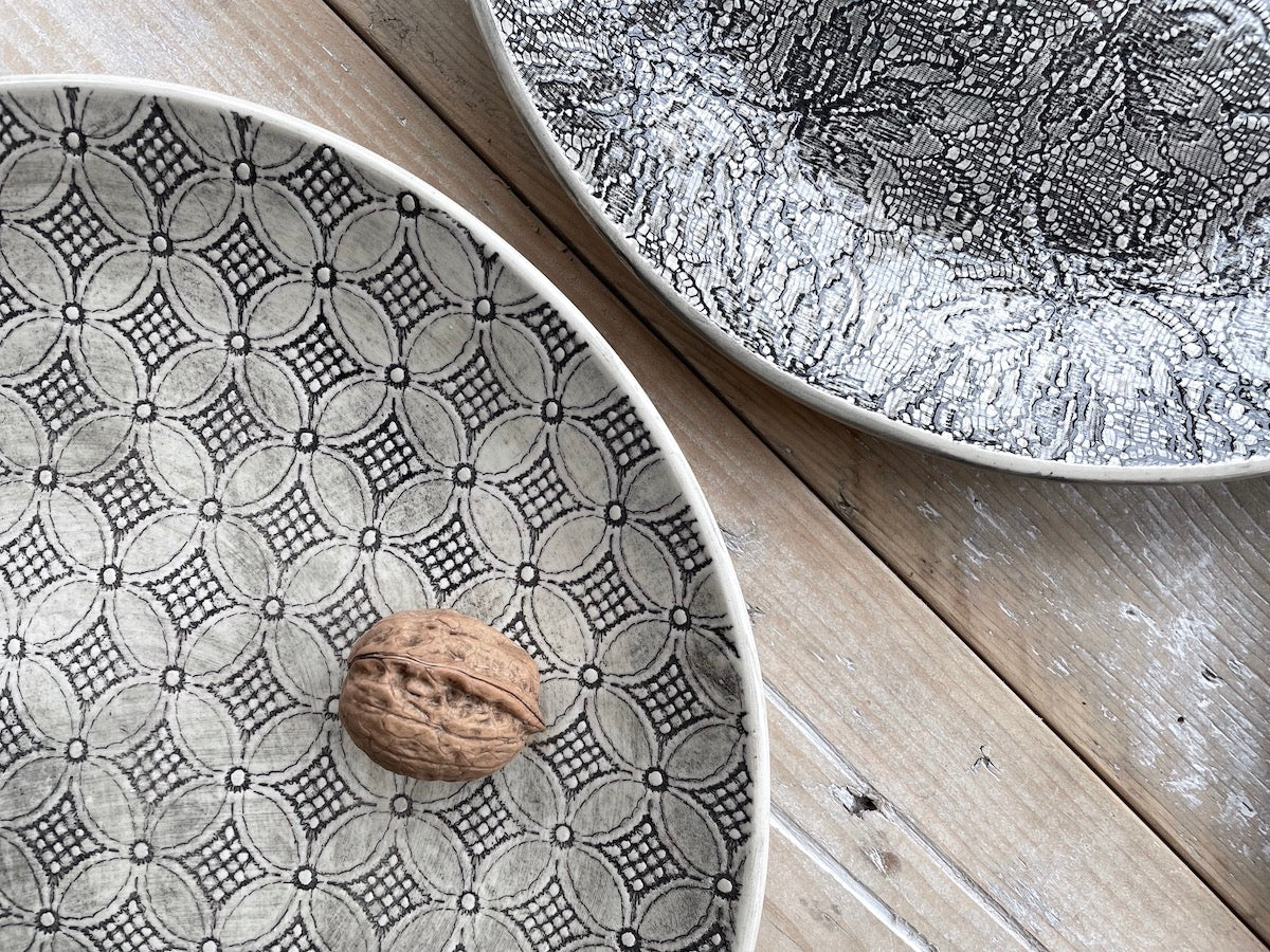Wonki Ware 16 Piece Dinner Service – Mixed Pattern – Charcoal