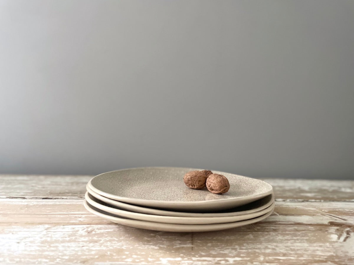 Wonki Ware 16 Piece Dinner Service – Mixed Pattern – Warm Grey