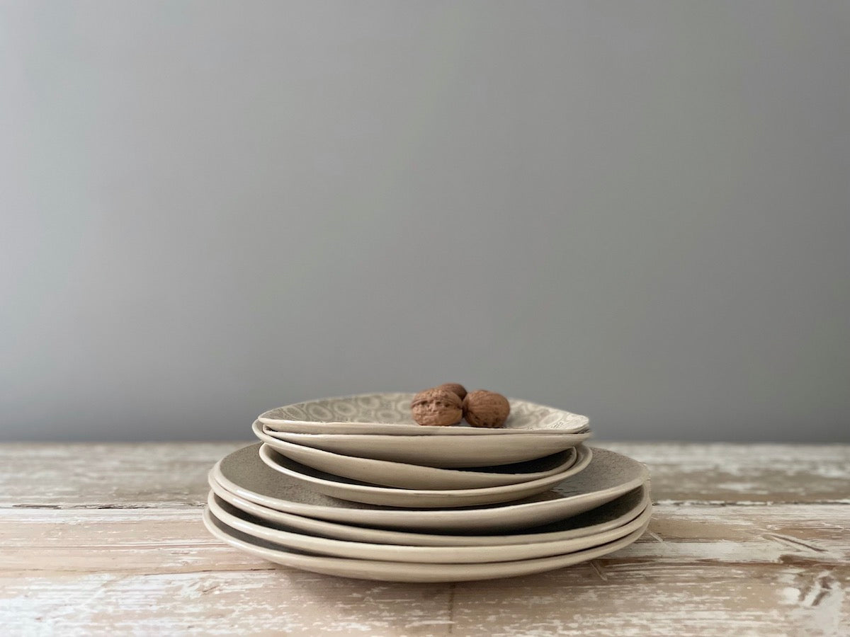 Wonki Ware 16 Piece Dinner Service – Mixed Pattern – Warm Grey