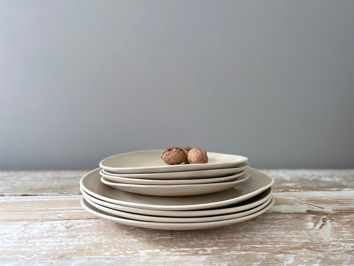 Wonki Ware 16 Piece Dinner Service – Plain Wash – Warm Grey